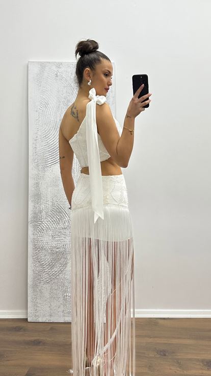 فستان سهرة أبيض بكتف واحد مع تفاصيل عند الخصر وشرابات