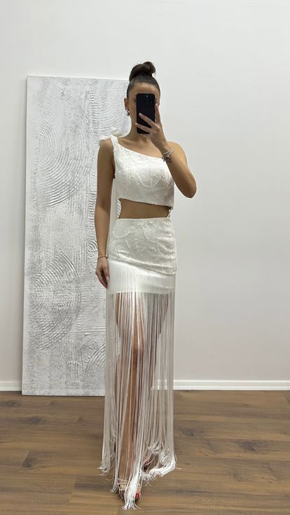 فستان سهرة أبيض بكتف واحد مع تفاصيل عند الخصر وشرابات