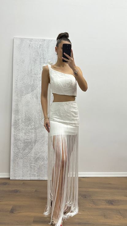 فستان سهرة أبيض بكتف واحد مع تفاصيل عند الخصر وشرابات