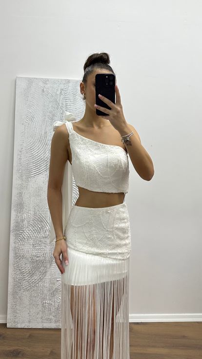 فستان سهرة أبيض بكتف واحد مع تفاصيل عند الخصر وشرابات