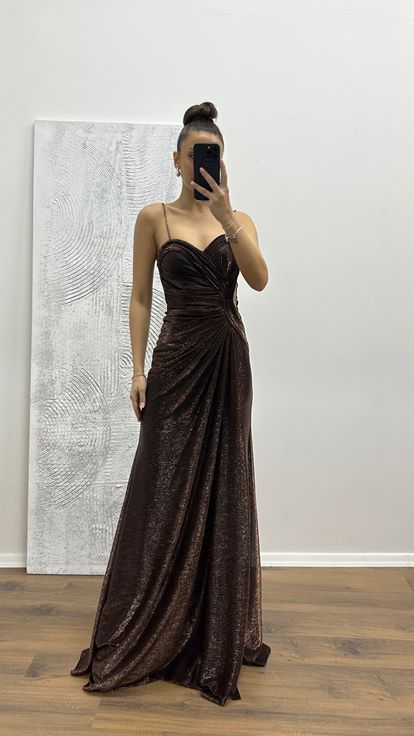 Vestido de noche con tirantes de cuerda de cobre