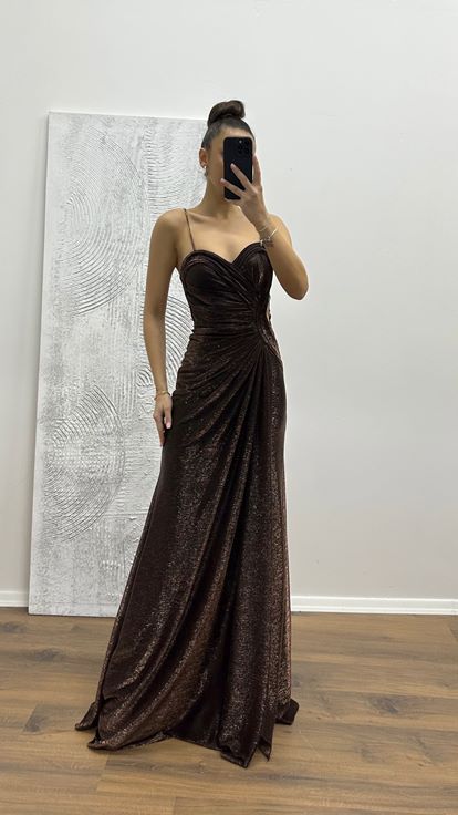 Vestido de noche con tirantes de cuerda de cobre