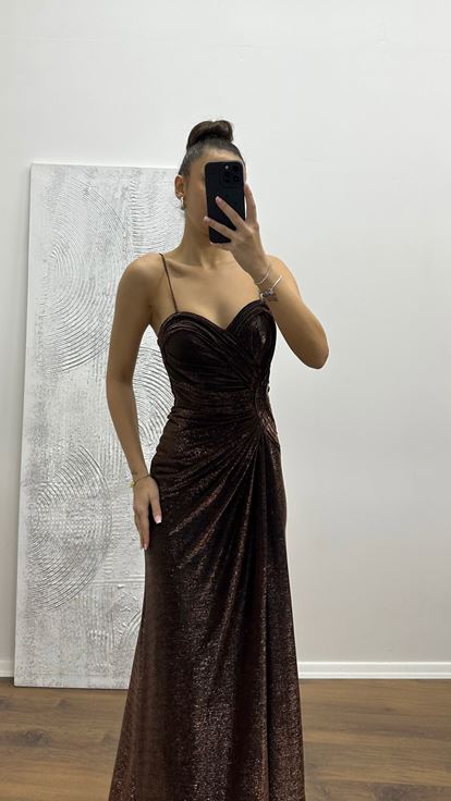 Vestido de noche con tirantes de cuerda de cobre