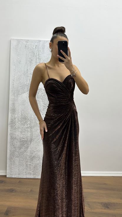 Vestido de noche con tirantes de cuerda de cobre