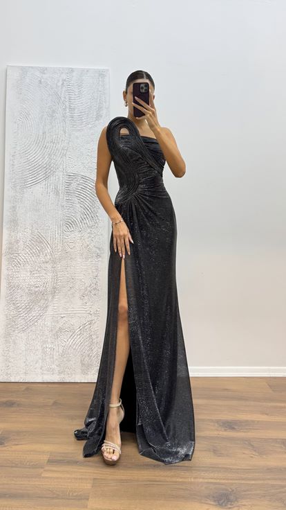 Abito da sera lucido dettagliato con scollo senza spalline argento