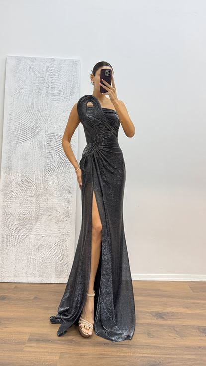 Abito da sera lucido dettagliato con scollo senza spalline argento