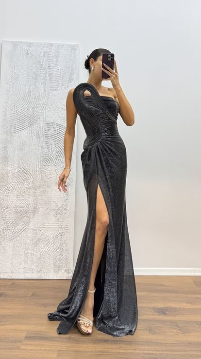 Abito da sera lucido dettagliato con scollo senza spalline argento