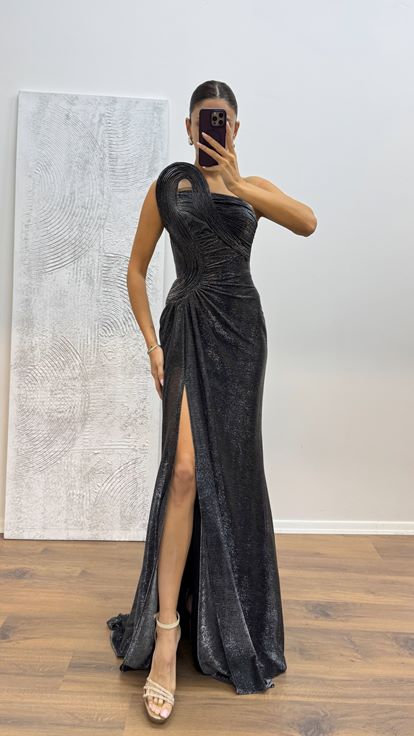 Abito da sera lucido dettagliato con scollo senza spalline argento