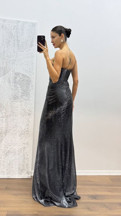 Abito da sera lucido dettagliato con scollo senza spalline argento