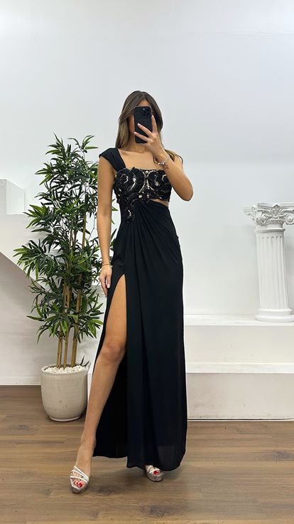 Robe de soirée asymétrique noire et or avec détail à la taille