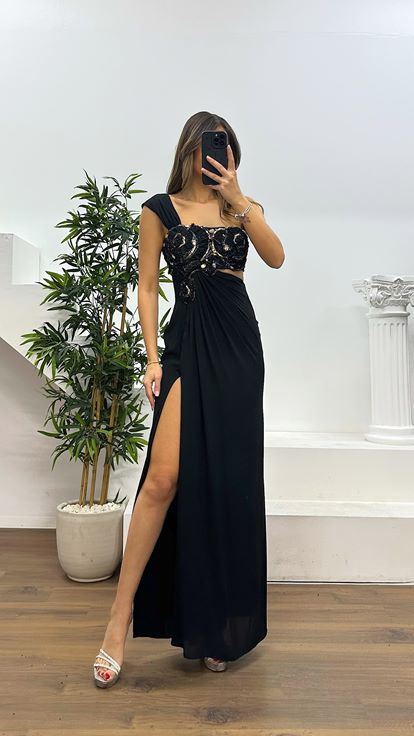 Robe de soirée asymétrique noire et or avec détail à la taille