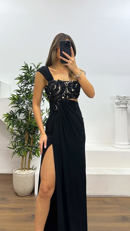 Robe de soirée asymétrique noire et or avec détail à la taille
