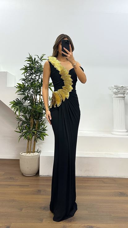 فستان سهرة أسود بكتف واحد