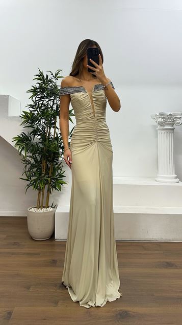 Abito da sera beige con scollo a barchetta