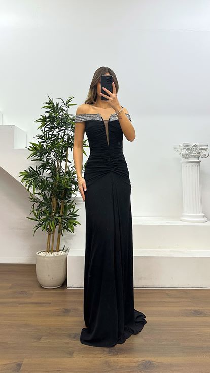 Schwarzes Abendkleid mit U Boot Ausschnitt