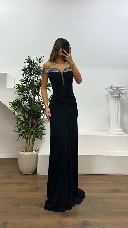 Schwarzes Abendkleid mit U Boot Ausschnitt