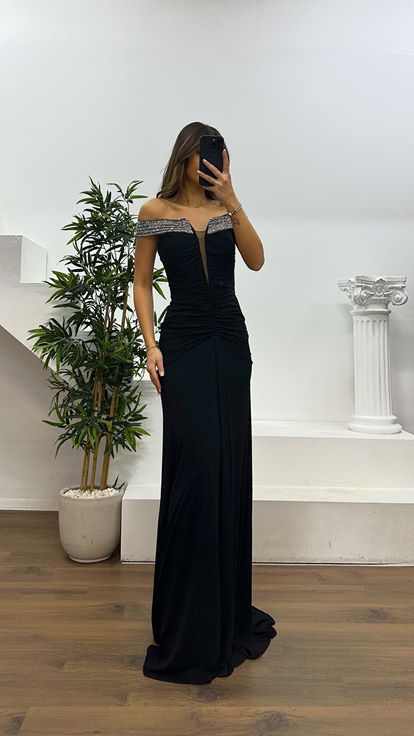 Schwarzes Abendkleid mit U Boot Ausschnitt