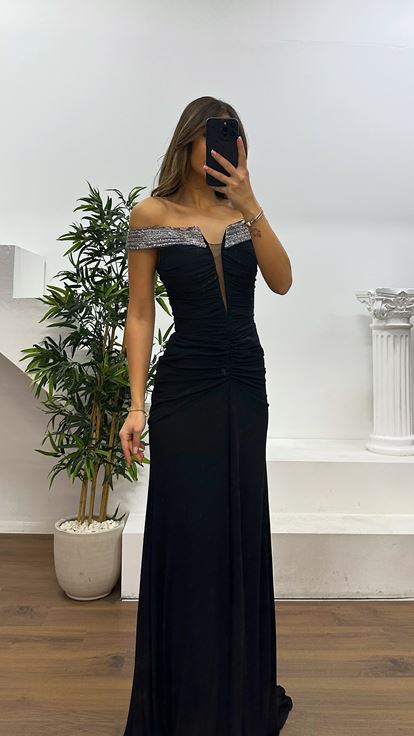 Schwarzes Abendkleid mit U Boot Ausschnitt