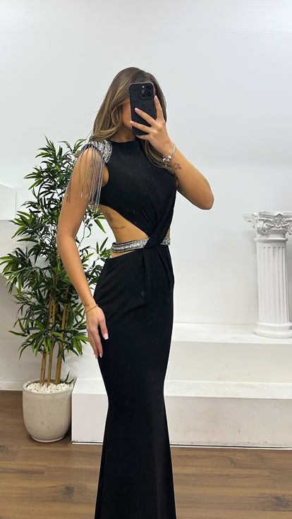 Schwarzes Abendkleid mit Schulter  und Taillendetail