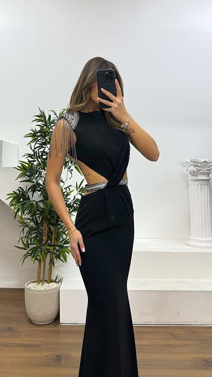 Schwarzes Abendkleid mit Schulter  und Taillendetail