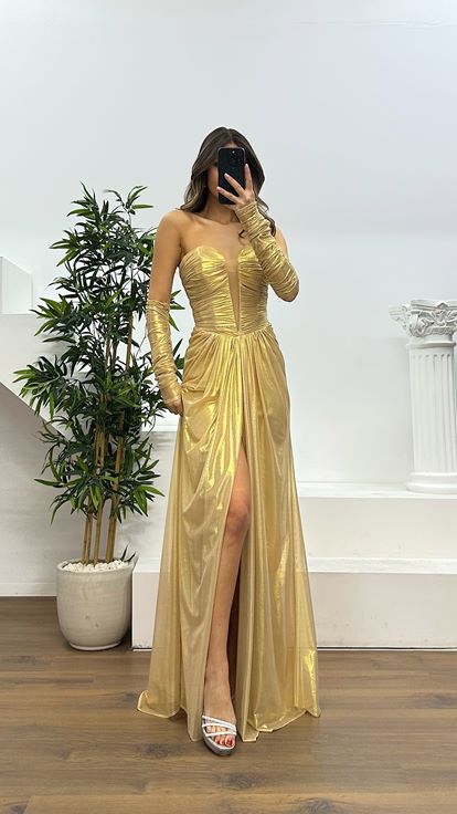 Goldenes trägerloses Abendkleid