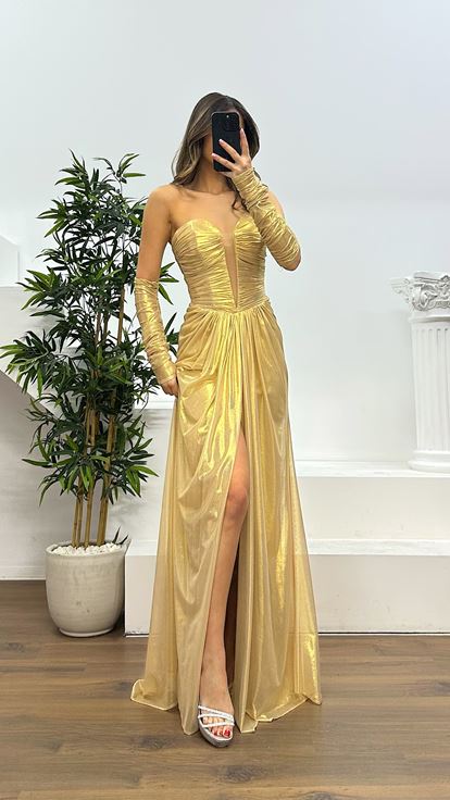 Goldenes trägerloses Abendkleid