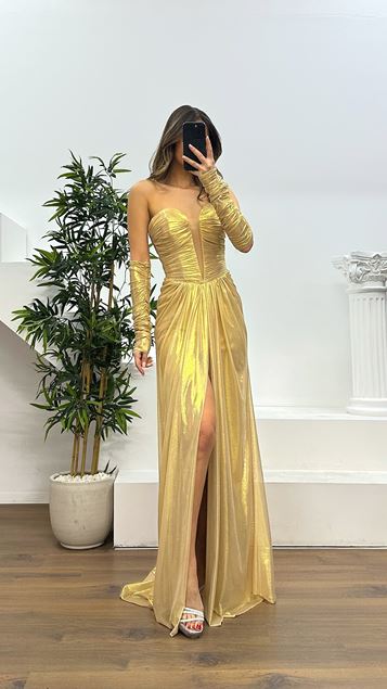 Goldenes trägerloses Abendkleid