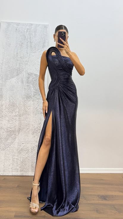 Abito da sera lucido dettagliato con scollatura senza spalline blu navy