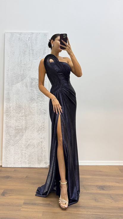 Abito da sera lucido dettagliato con scollatura senza spalline blu navy