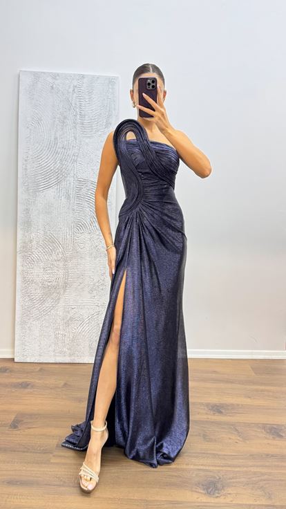 Abito da sera lucido dettagliato con scollatura senza spalline blu navy