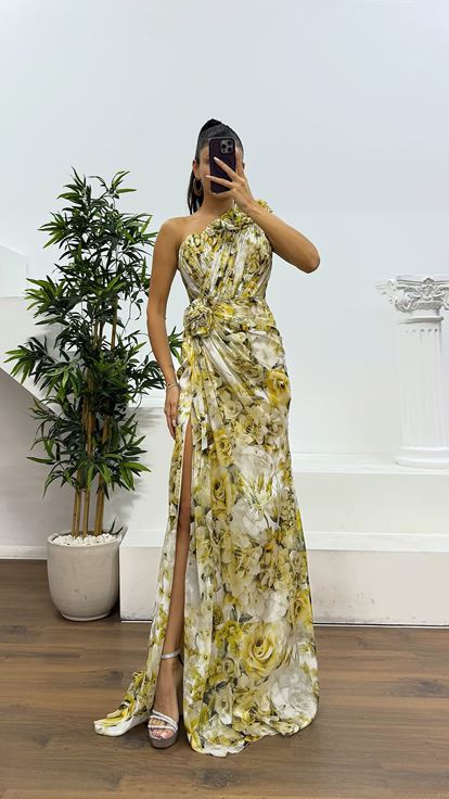 Safranfarbenes One-Shoulder-Abendkleid mit Blumenmuster