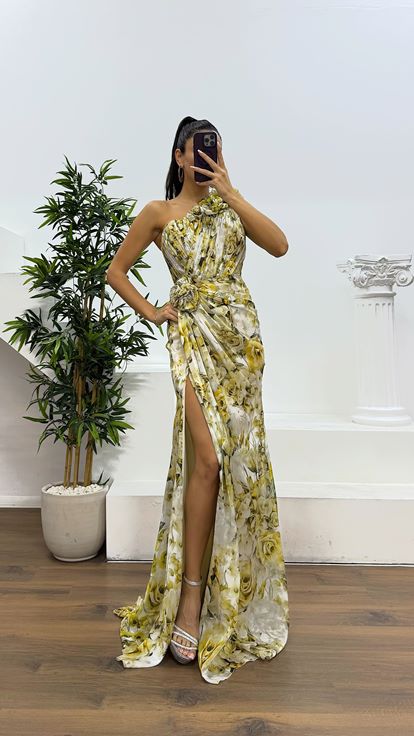 Safranfarbenes One-Shoulder-Abendkleid mit Blumenmuster