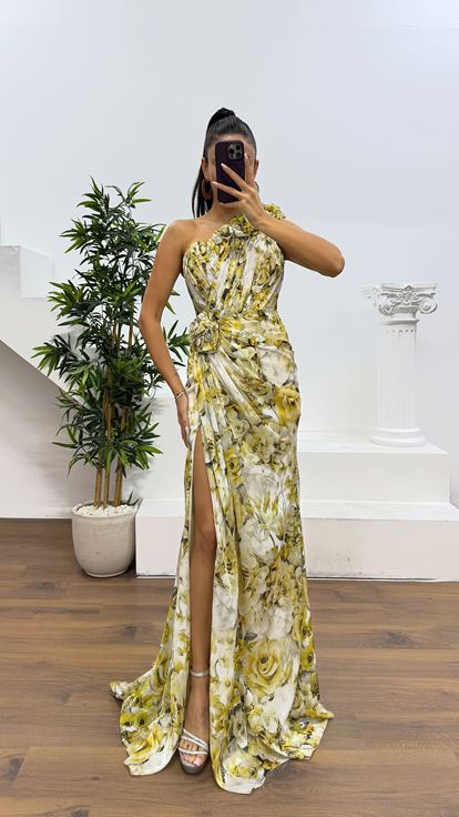 Safranfarbenes One-Shoulder-Abendkleid mit Blumenmuster