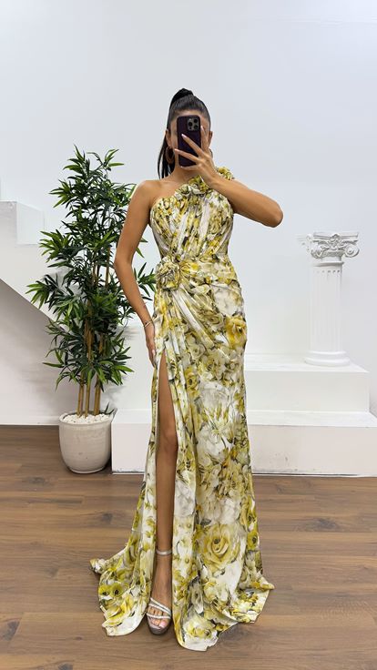 Safranfarbenes One-Shoulder-Abendkleid mit Blumenmuster