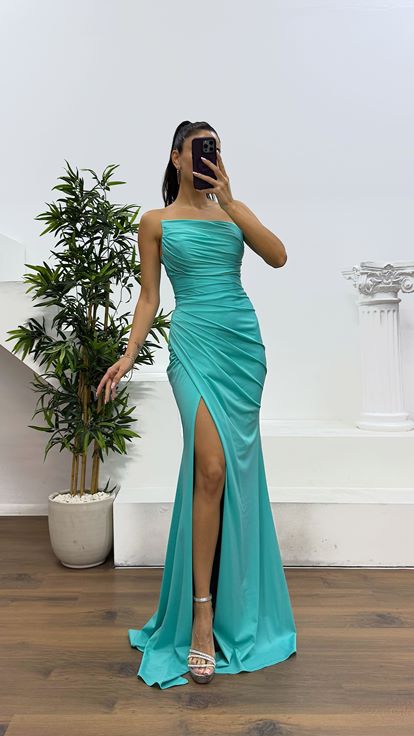 Türkisfarbenes, trägerloses Glitzer-Abendkleid
