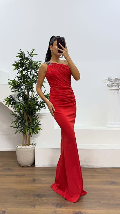 Robe de soirée rouge asymétrique drapée