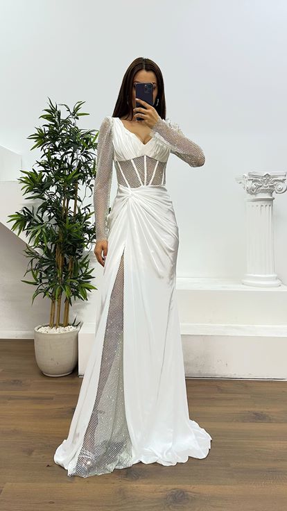 Abito da sera con dettagli in rete ossea