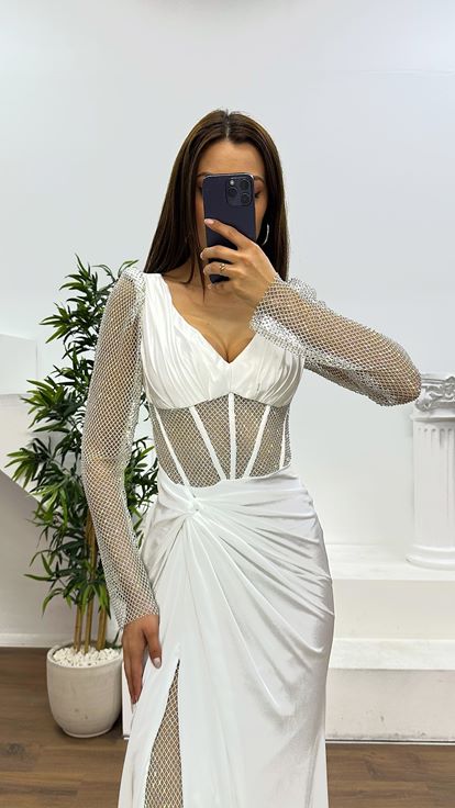 Abito da sera con dettagli in rete ossea