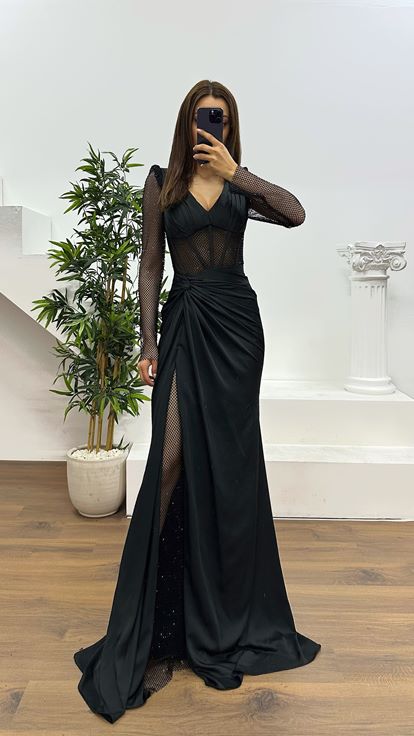 Abito da sera con dettagli in rete nera