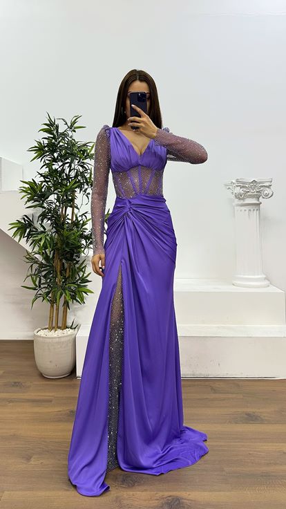 Abito da sera con dettagli in rete color lavanda