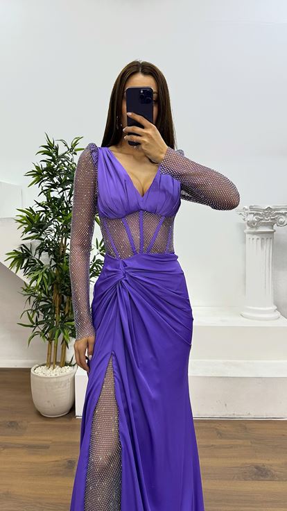 Abito da sera con dettagli in rete color lavanda