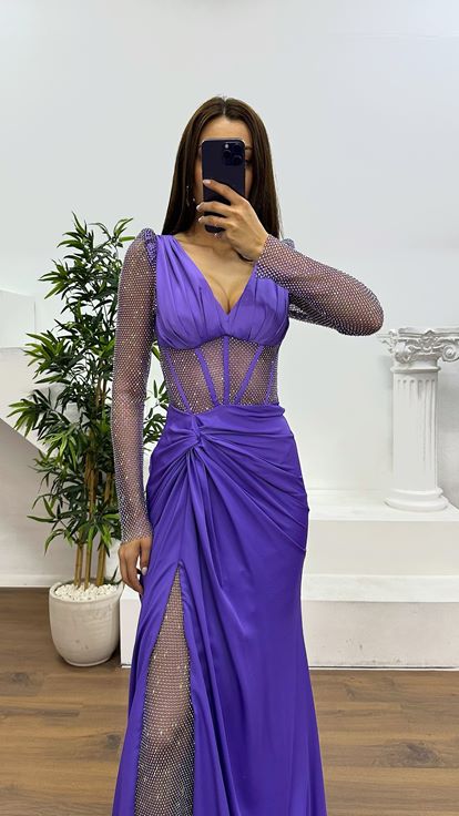 Abito da sera con dettagli in rete color lavanda