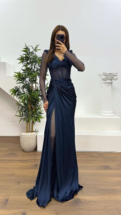 Abito da sera con dettagli in rete blu navy