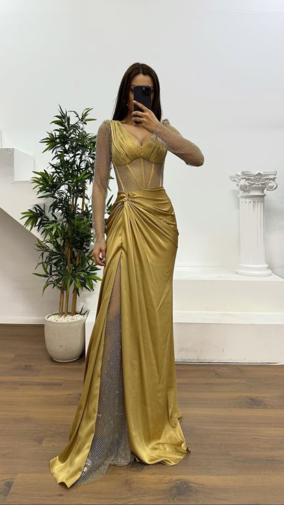 Abito da sera con dettagli in rete dorata