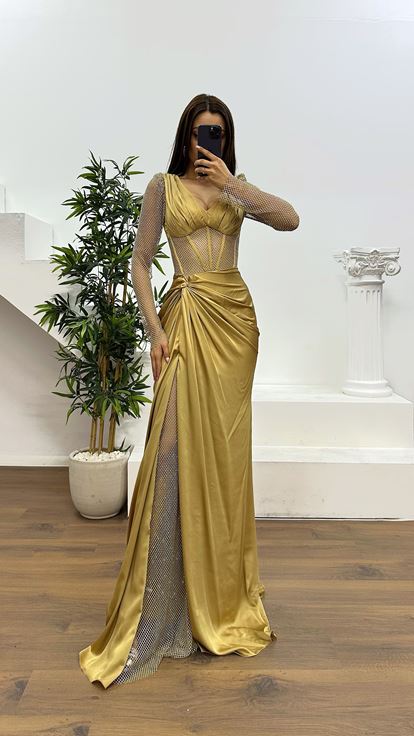 Abito da sera con dettagli in rete dorata