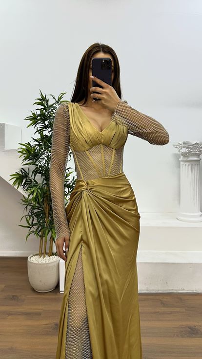 Abito da sera con dettagli in rete dorata