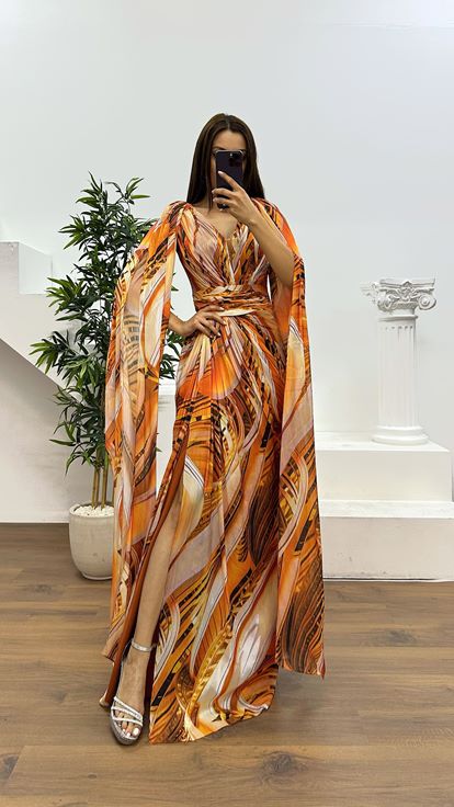 Vestido de noche estampado con escote en V color cobre