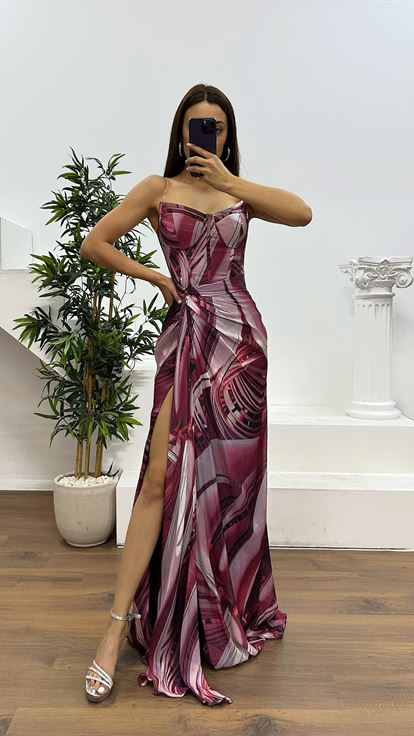 فستان سهرة بورغندي بدون حمالات بنقوش