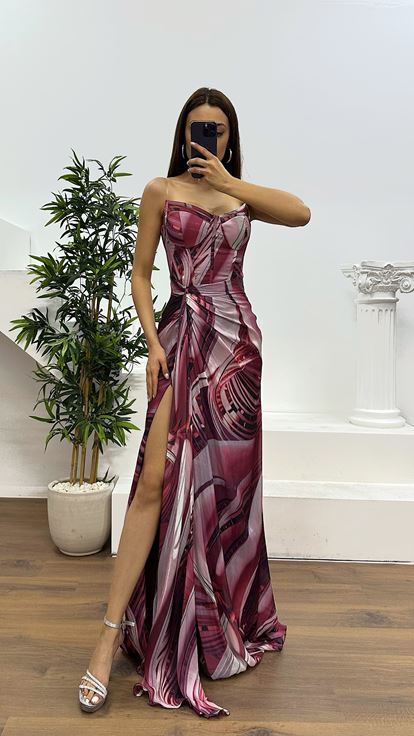 فستان سهرة بورغندي بدون حمالات بنقوش