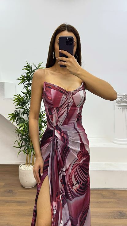 فستان سهرة بورغندي بدون حمالات بنقوش